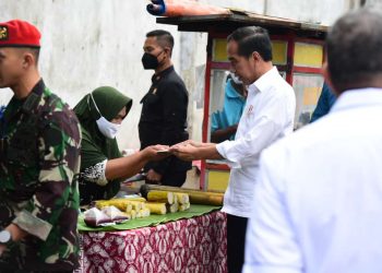 Presiden Jokowi bersama Salahsatu Pedagang di Pasar Talang Banjar Kota Jambi. (Foto : Dok. Diskomnfo).