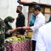 Presiden Jokowi bersama Salahsatu Pedagang di Pasar Talang Banjar Kota Jambi. (Foto : Dok. Diskomnfo).
