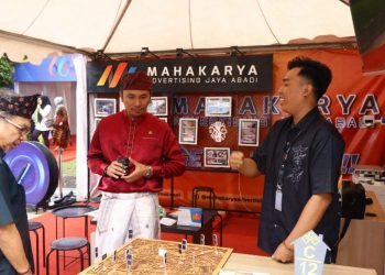 Ketua DPRD Provinsi Jambi, Edi Purwanto Mengunjungi Salah Satu Stand Expo Tahun 2023. (Dok. Humas)