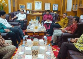 Ketua dan Waka DPRD Provinsi Jambi Berbincang dengan Komisi II DPRD Kota. (Foto : dok. Humas).