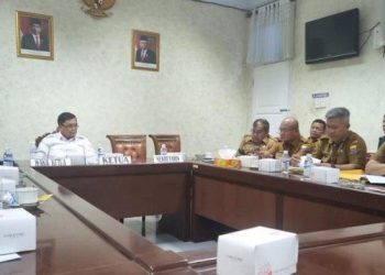 Komisi III DPRD Provinsi Jambi saat RDP dengan Dinas PUPR. (Foto : Dok. Humas)