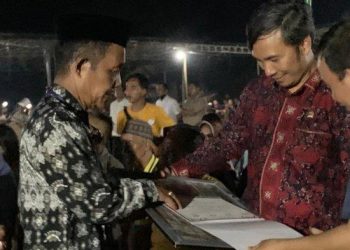 Ketua DPRD Provinsi Jambi, Edi Purwanto Menyerahkan Sertifikat Warga. (Foto : Dok. Humas)