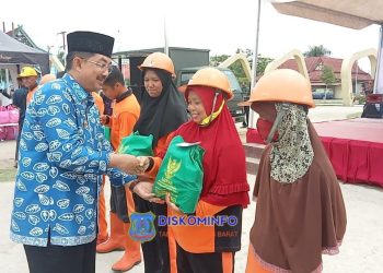 Bupati Tanjab Barat, Drs. Anwar Sadat Menyerahkan Bantuan untuk Tenaga Kerja. (Foto : Dok. Prokipim TJB)