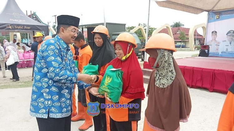 Bupati Tanjab Barat, Drs. Anwar Sadat Menyerahkan Bantuan untuk Tenaga Kerja. (Foto : Dok. Prokipim TJB)