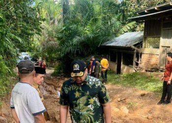 Wakil Ketua DPRD Provinsi Jambi dari Fraksi Golkar saat meninjau jalan di Batangasai. (Foto : Dok. Humas)