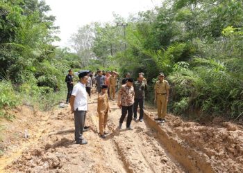 Ketua DPRD Provinsi Jambi, Edi Purwanto saat Menijau Kondisi Jalan di Kabupaten Sarolangun. (Foto : Dok. Humas)
