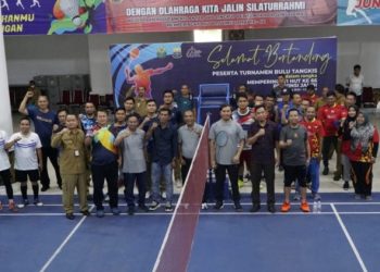 Ketua DPRD Provinsi Jambi, Edi Purwanto Foto Bersama Peserta Turnamen. (Foto : Dok. Humas).