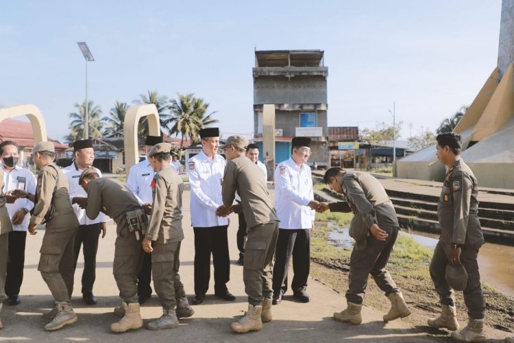 Pegawai Pemkab Tanjab Barat saat Apel Bersama Bupati. (Foto : Dok. Diskominfo TJB)