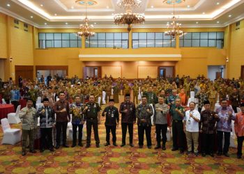 Gubernur saat Foto Bersama Camat Se-Provinsi Jambi. (Foto : Dok. Diskominfo)