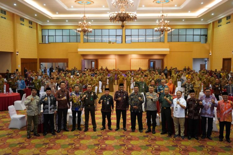 Gubernur saat Foto Bersama Camat Se-Provinsi Jambi. (Foto : Dok. Diskominfo)