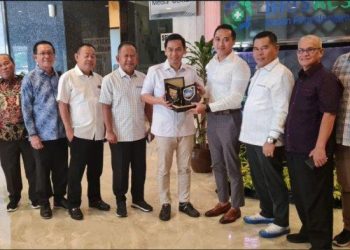 Waka DPRD Provinsi Jambi saat Bertukar Cinderamata dengan Pihak BPJS. (Foto : Dok. Sekretariat).