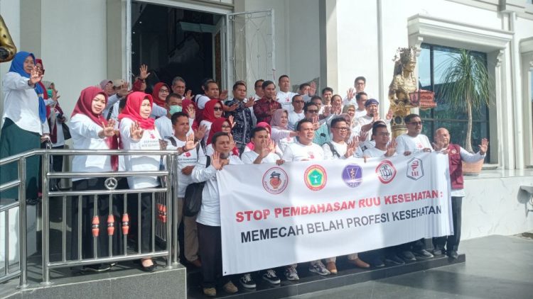Ketua DPRD Bersama Ketua Komisi IV Foto Bersama Perwakilan Nakes Provinsi Jambi. (Foto : Dok. Humas/Tajri)