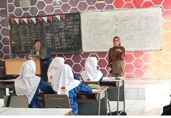 Komisi IV saat Mengunjungi SMA Titian teras Jambi. (Foto : dok. Sekretariat).