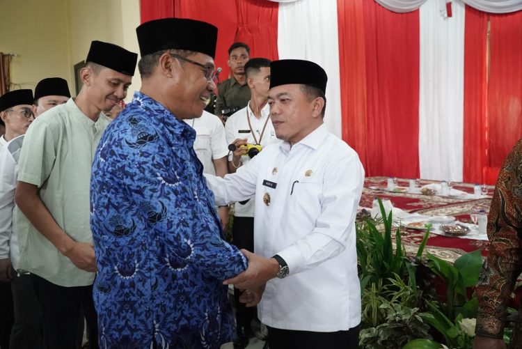 Gubernur Bermaaf-maafan saat Halal Bihalal dengan Pemkab Sarolangun. (Foto : Dok.Diskominfo/Harun)