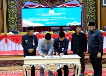 pengesahan Lima Ranperda saat rapat Paripurna. (Foto : dok. Humas)