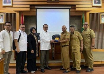 Komisi III DPRD Provinsi Jambi Bertukar Cindera Mata dengan Dinas ESDM Jawa Barat. (Foto : Dok. Sekretariat)