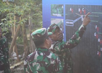 Dansatgas II TMMD Ke-116 Kodim 0420/Sarko, Letkol Inf Amaraldo Cornelius Menunjukan Rute Jalan yang akan Dibua TNI. (Foto : Bagas)