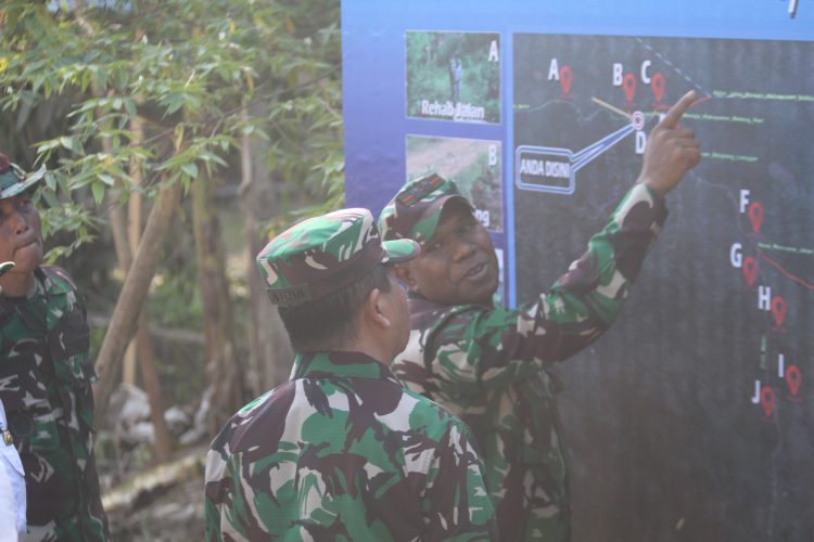 Dansatgas II TMMD Ke-116 Kodim 0420/Sarko, Letkol Inf Amaraldo Cornelius Menunjukan Rute Jalan yang akan Dibua TNI. (Foto : Bagas)