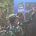 Dansatgas II TMMD Ke-116 Kodim 0420/Sarko, Letkol Inf Amaraldo Cornelius Menunjukan Rute Jalan yang akan Dibua TNI. (Foto : Bagas)