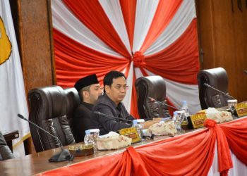 Waka DPRD Provinsi Jambi, Faizal Riza saat Mempin Paripurna Pembentukan Pansus Kode Etik. (Foto : Dok. Humas)