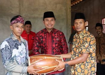 Ketua DPRD Provinsi Jambi, Edi Purwanto saat menyerahkan Bantuan Alat Kesenian. (Foto : Dok. Humas)