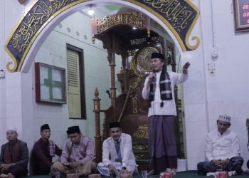 Ketua DPRD Provinsi Jambi, Edi Purwanto Menyampaikan Sambutan saat Safari Ramadhan di Desa Sungai Duren. (Foto: Doc Humas)
