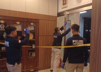 Polisi Olah Tempat Kejadian Perkara Pasca Penyerangan di Kantor MUI Pusat. (Foto : Dok. mui.or.od)