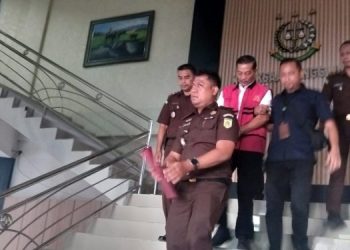 Mengenakan Baju Tahanan, YEH Digiring Petugas Kejaksaan. (Foto : Dok. WN/Din).