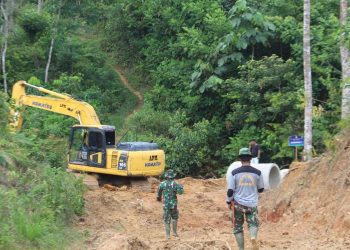 Prajurut TNI-AD dari Satgas TMMD ke-116 Kodim 0420/Sarko Melakukan Pengerjaan Jalan. (Foto : Bagas)
