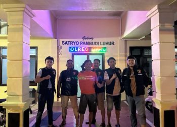 Mengenakan Baju Tahanan, Pelaku Minsar saat Team Macan Pseko Satreskrim Polres Sarolangun. (Foto : Awan)