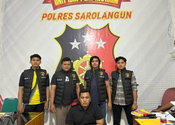 MDH (duduk) saat Diamankan Pihak Satreskrim Polres Sarolangun. (Foto : Awan)