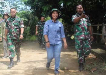 Tampak Prajurit TNI bersama Kepala Desa Bukit Peranginan. (Foto : Dok. Kuntala.id/Awan)
