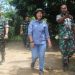 Tampak Prajurit TNI bersama Kepala Desa Bukit Peranginan. (Foto : Dok. Kuntala.id/Awan)