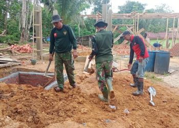 Satgas TMMD tengah Membangun Fasilitas MCM di Desa Bukit Pernginan. (Foto : Awan)