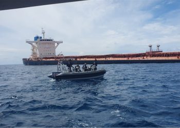 Aktivitas MV Indian Partnership di Laut Raja Ampat. (Foto : Dok. Kominfo)