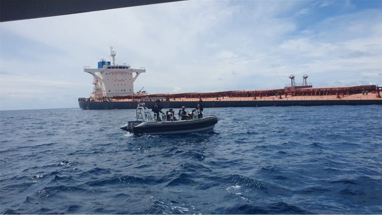 Aktivitas MV Indian Partnership di Laut Raja Ampat. (Foto : Dok. Kominfo)