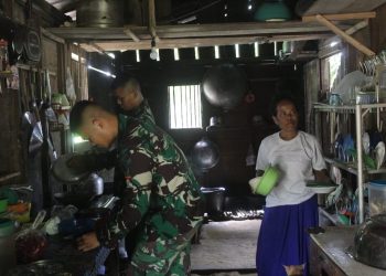 Tampak Prajurit TNI Membantu Orang Tua Asuh Tempat Mereka Melaksanakan Tugas TMMD ke-116. (Foto : Awan)