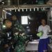 Tampak Prajurit TNI Membantu Orang Tua Asuh Tempat Mereka Melaksanakan Tugas TMMD ke-116. (Foto : Awan)