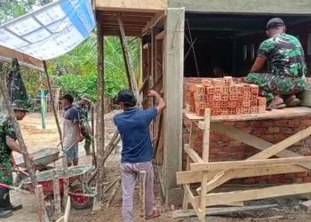 Satgas TMMD ke-116 Kodim 0420/Sarko Tengah Melakukan Pembangunan MCK Warga. (Foto : Awan)