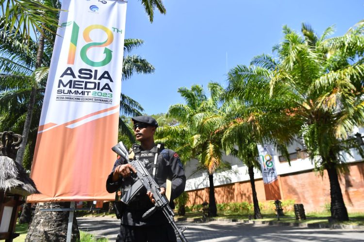 Petugas melakukan pengamanan di pintu masuk Hotel Grand Hyatt Nusa Dua, Bali. (Foto : Dok. InfoPublik/Amiriyandi)