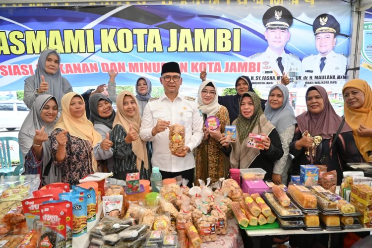 Wali Kota Jambi, Syarif Fasha Menunjukan Produk Olahan UMKM. (Foto : InfoPublik)