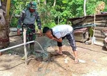 Warga Mencuci Muka dengan Air yang Bersumber dari Sumur Bor yang Dibuat Satgas TMMD. (Foto : Awan)
