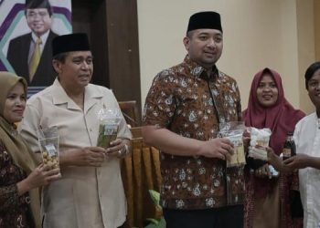 Waka DPRD Provinsi Jambi, Pinto Jayanegara Menujukan Produk Olahan UMKM. (Foto : Dok. Humas)