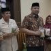 Waka DPRD Provinsi Jambi, Pinto Jayanegara Menujukan Produk Olahan UMKM. (Foto : Dok. Humas)