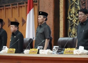 Pimpinan DPRD Provinsi Jambi Tengah Menyayikan Lagu Indonesia Raya saat Paripurna. (Foto : Dok. Humas)