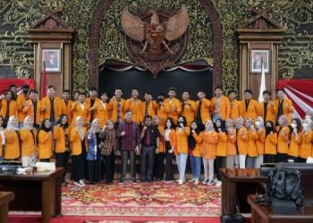Ketua DPRD Provinsi Jambi Foto Bersama Mahasiswa Fakultas hukum Unja. (Foto : Dok. Humas)