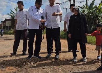 Komisi III DPRD Provinsi Jambi saat Mengcek Kondisi Jalan di Wilayah Muarojambi. (Foto : Dok. Humas/Zahara)