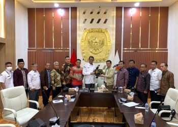 Faizal Riza bertukar Cindera Mata dengan Pihak KPU RI. (Foto : dok. Humas)