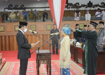 Sri Herlita Diambil Sumpah saat Dialntik Sebagai Anggota DPRD Prov. Jambi. (Foto : Dok. Humas)