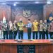 Pinto Bersama Anggota DPRD Provinsi Jambi Bertukar Cindera Mata dengan Pihak Pemprov DIY. (Foto : Dok. Humas)